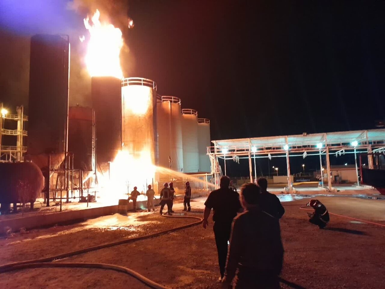 آتش‌سوزی مخازن واحد پالایش میعانات نفتی در آشتیان + فیلم