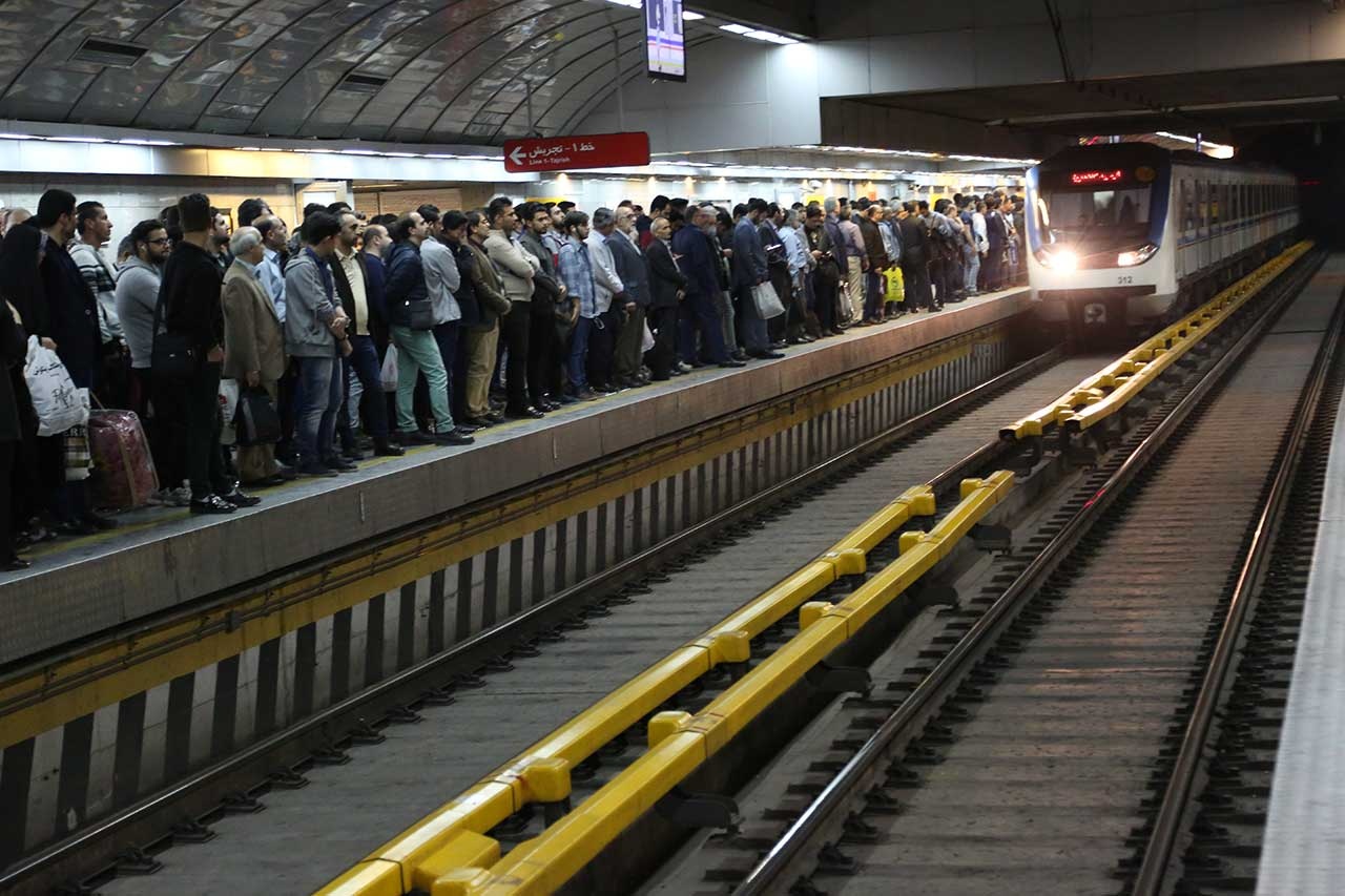ده‌ها مسافر مترو زیر زمین آواره ماندند!