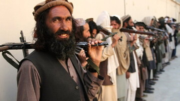 ویدیویی عجیب از اسکورت یک کیلومتری رییس طالبان!