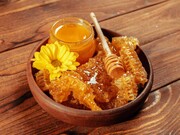 خانم‎ها، خواص معجزه‌گر عسل رازیانه را بشناسید + لیست قیمت انواع عسل درمانی