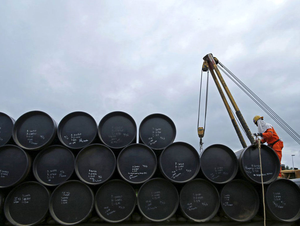 با افزایش نگرانی‌ها در خصوص محدودیت عرضه روسیه، نفت این هفته را با کاهش قیمت آغاز کرد