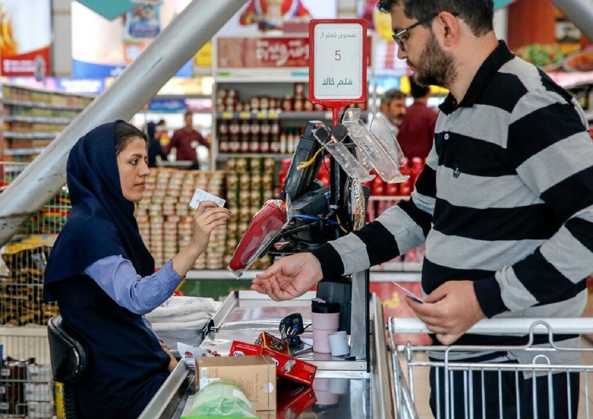کیهان: وضع مردم آنقدر خوب است که با سبد پر از کالا ۲۰دقیقه جلوی صندوق فروشگاه زنجیره ای در نوبت می ایستند؛ آن هم در منطقه میدان خراسان