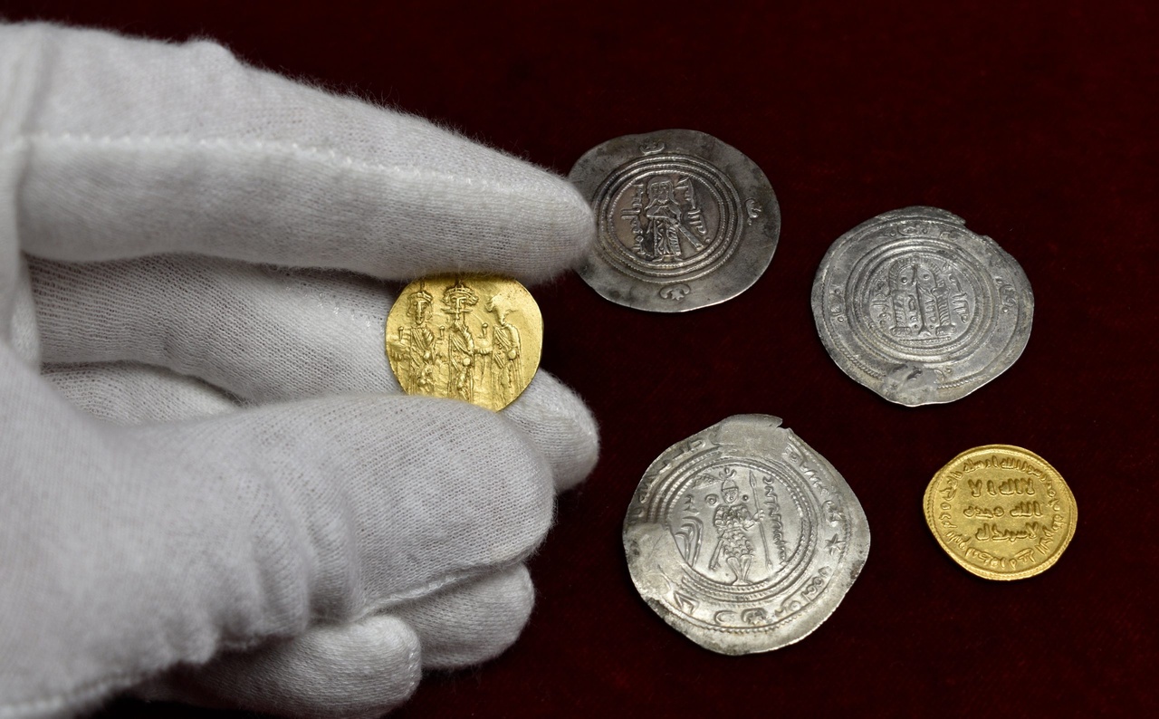 کشف ۱۲ سکه ارزشمند در یک منزل شخصی در قم