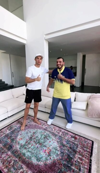 کریستیانو رونالدو از فرش اهدایی پرسپولیس رونمایی کرد