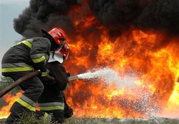 آتش‌سوزی مهیب در یک واحد پلیمر ‌گلپایگان‌ + فیلم