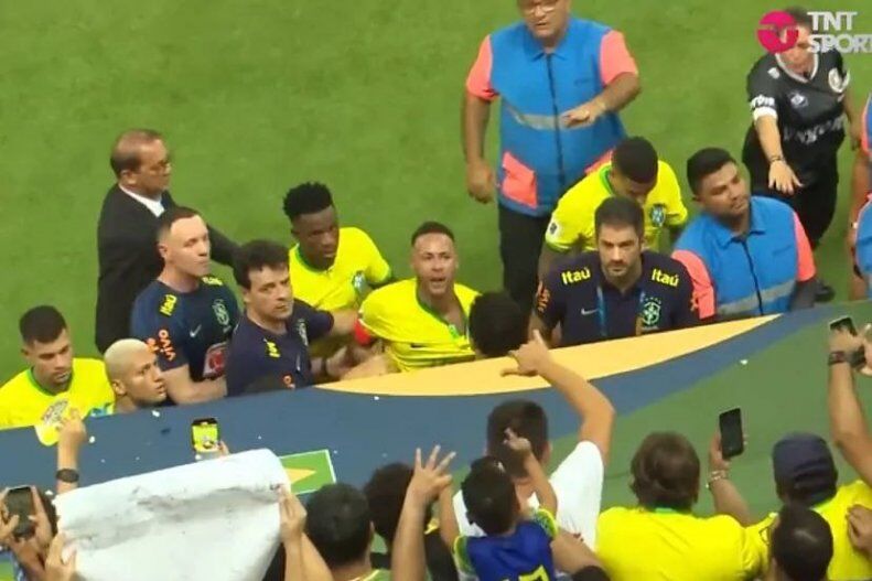 حمله هواداران عصبانی برزیل به نیمار + عکس