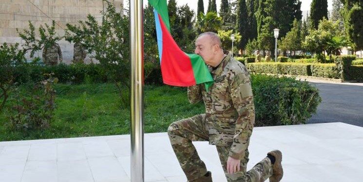 علی‌اف پرچم جمهوری آذربایجان را در قره‌باغ برافراشت