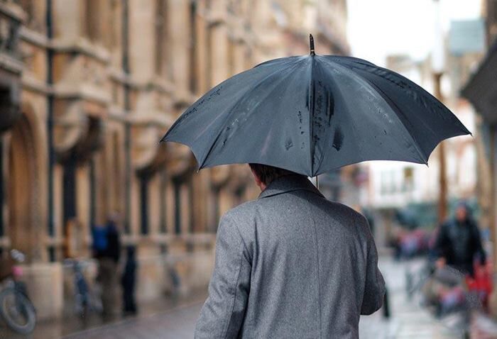 شما حاضرید برای روزهای بارانی چتر برند ۸ میلیون تومانی بخرید؟ + لیست قیمت انواع چتر