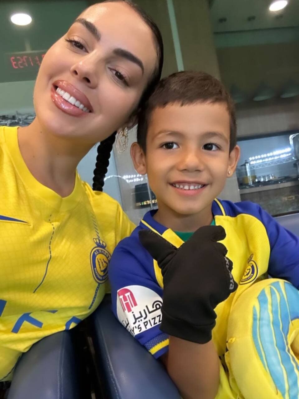 استایل ویژه جورجینا برای تماشای لیگ قهرمانان آسیا + عکس