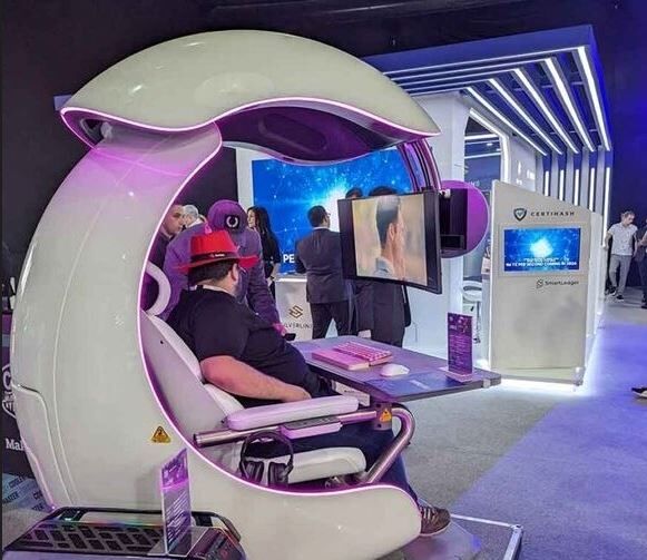 عجیبترین محصولات در نمایشگاه فناوری؛ از کامپیوتر کفشی تا کلاه خوابآور + عکس