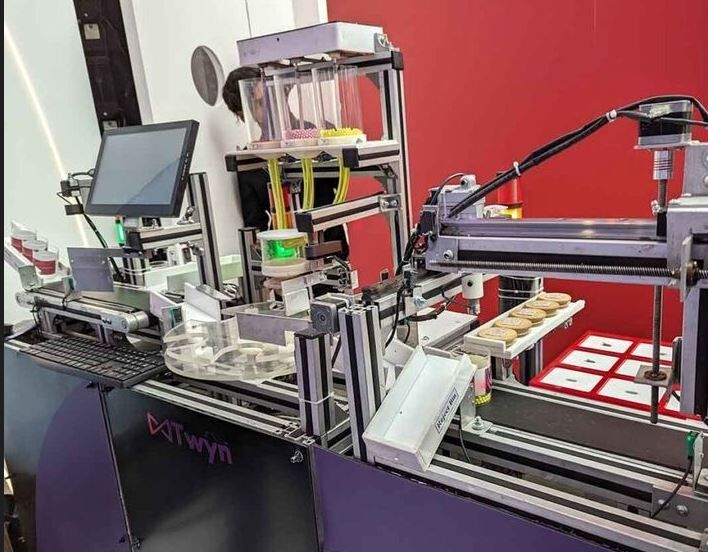 عجیبترین محصولات در نمایشگاه فناوری؛ از کامپیوتر کفشی تا کلاه خوابآور + عکس