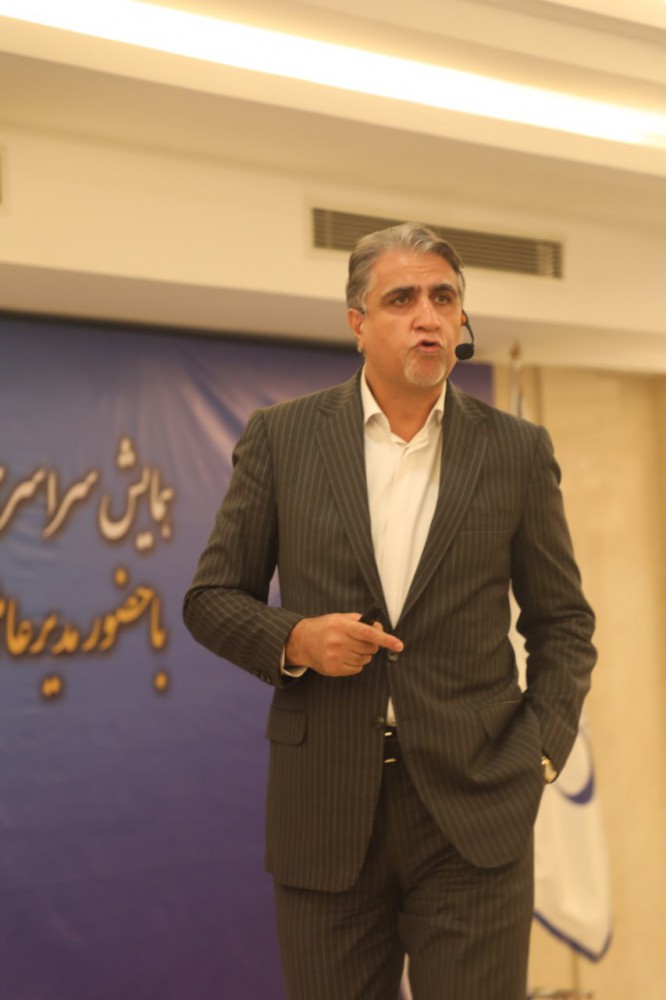 خدمت کردن به مردم را «افتخار» میدانیم