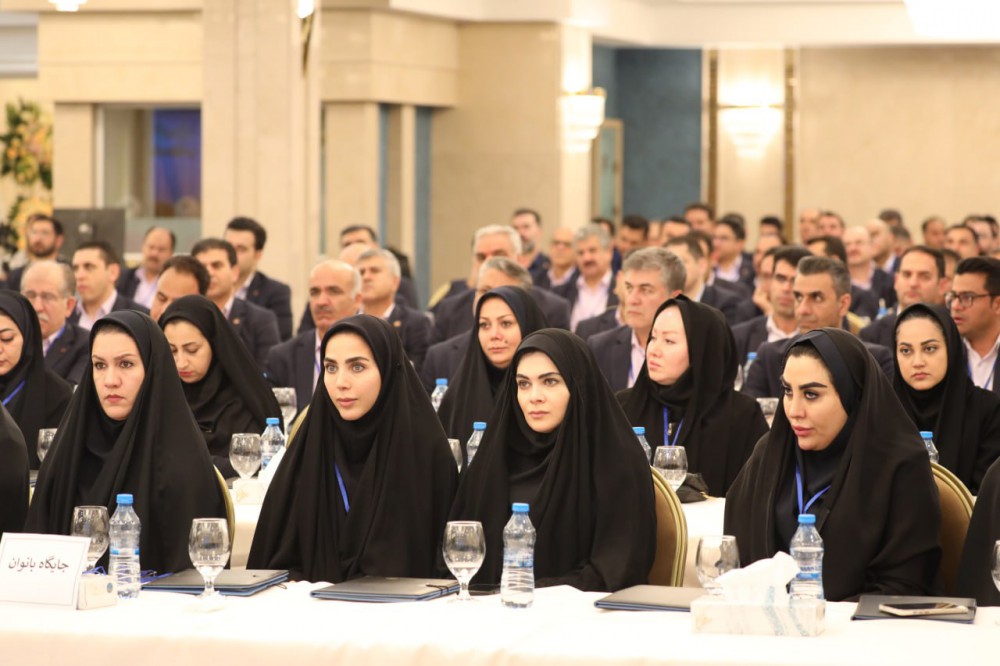 خدمت کردن به مردم را «افتخار» میدانیم