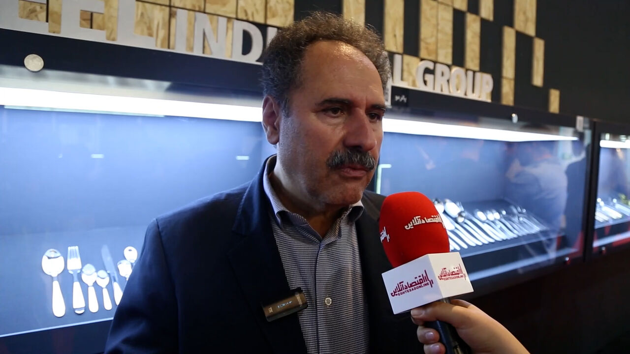 از طرفی میگوییم آمریکا بد است و از طرف دیگر قسطی خریدن را به مردم القا میکنیم از طرفی میگوییم آمریکا بد است و از طرف دیگر قسطی خریدن را به مردم القا میکنیم