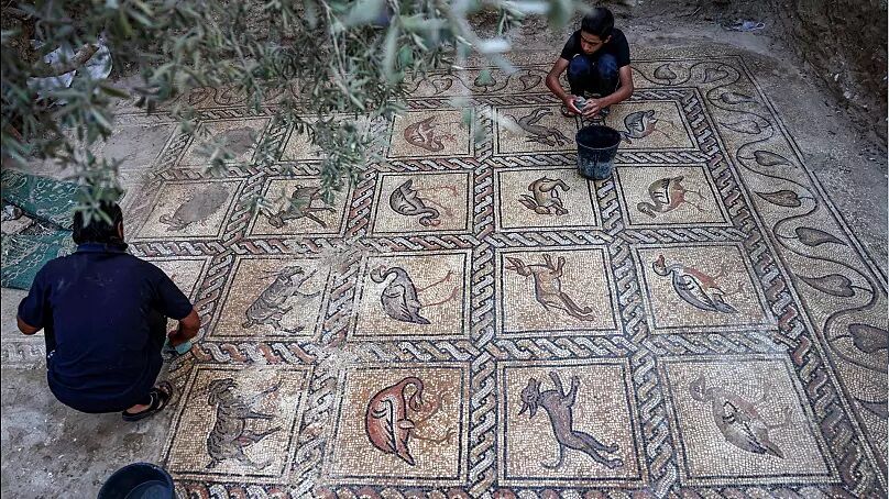 باستان‌شناسان در اسرائیل مقبره‌ای ۳۳۰۰ ساله و کشاورز فلسطینی در نوار غزه موزائیکی بیزانسی کشف کردند