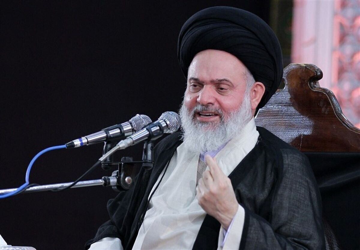 امام جمعه قم: مردم سختی‌ها را به خاطر حفظ انقلاب اسلامی تحمل کردند