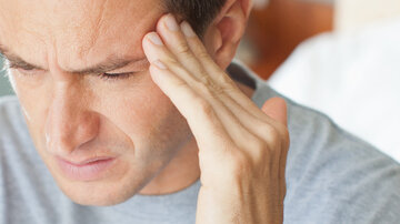 سردرد پیشانی و بالای سر چه زمانی خطرناک می‌شود ؟ دلایل سردرد