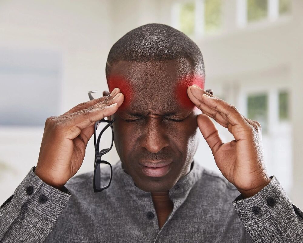 سردرد پیشانی و بالای سر چه زمانی خطرناک میشود ؟ دلایل سردرد