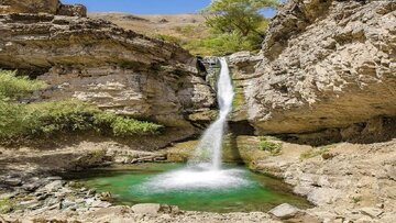 جلوه گری آبشار سنج در دل روستای ساوجبلاغ