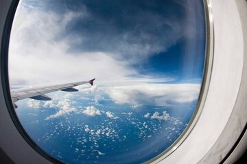 چرا پنجره هواپیماها بیضی شکل هستند؟