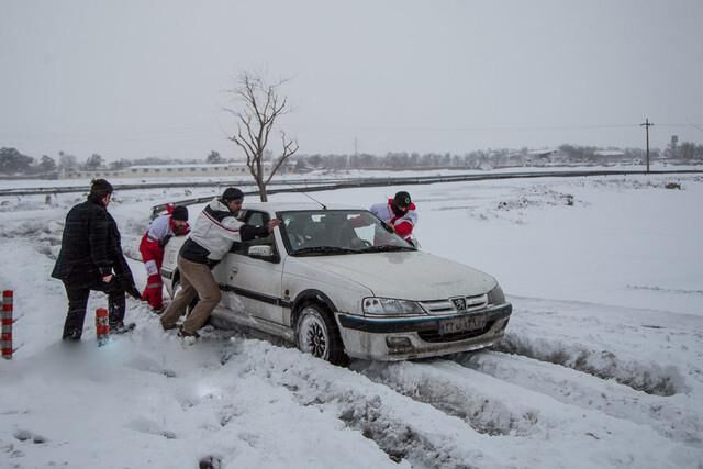 روش جالب نجات خودروهای گرفتار در برف + فیلم
