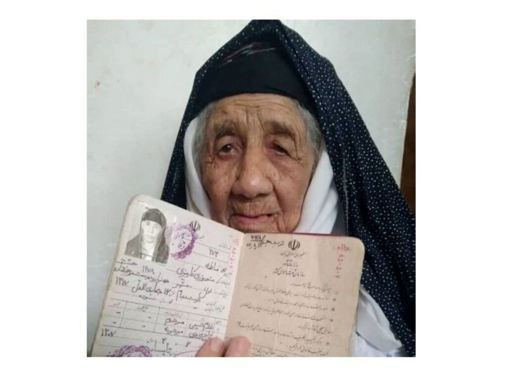 تصویری جالب از مسن‌ترین زن ایران/ او چند سال دارد؟ + عکس