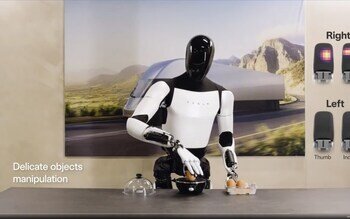تسلا از یک روبات انسان‌نما رونمایی کرد که می‌تواند تخم مرغ را بدون شکستن بردارد