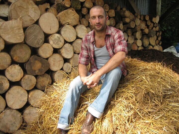 این مرد ۱۵ سال بدون پول زندگی کرده است! + عکس