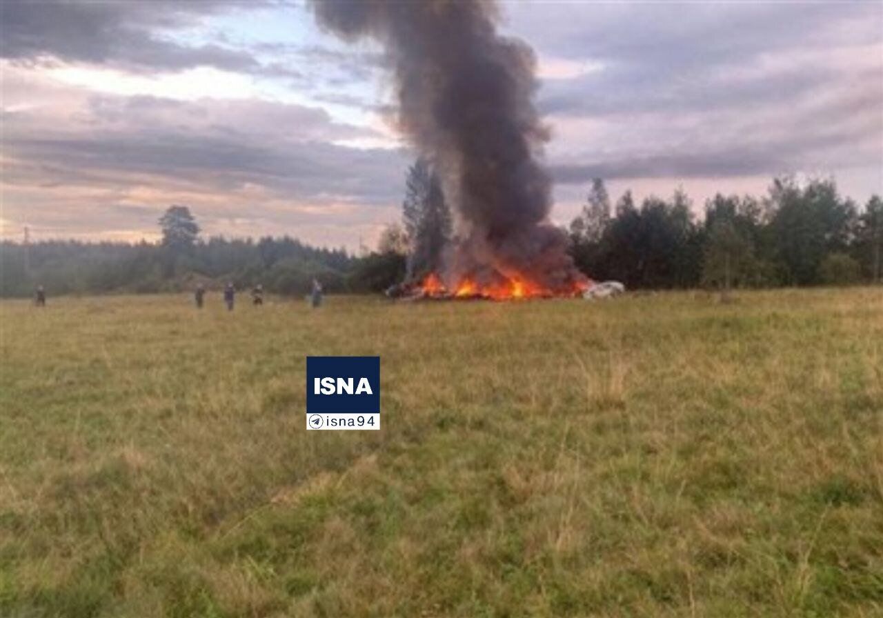 فوری؛سقوط یک فروند هواپیمای نظامی در کازرون + عکس