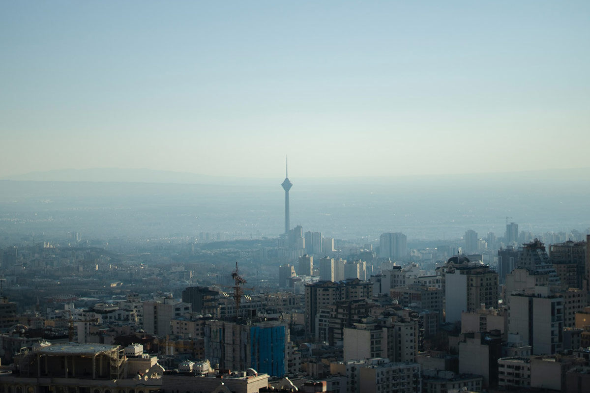 شدت آلودگی وحشتناک هوای تهران از فراز قله‌ توچال! + فیلم