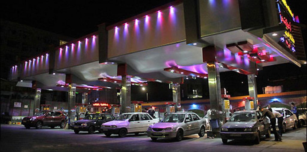 صف طولانی خودروها در پمپ بنزین های تهران + فیلم