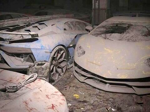 تصاویر خودروهای لاکچری دوبی زیر خروارها خاک / گرانترین قبرستان جهان! / حراج پورشه، لامبورگینی و فراری با کمترین قیمت