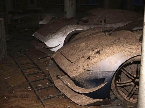 تصاویر خودروهای لاکچری دوبی زیر خروارها خاک / گران‌ترین قبرستان جهان! / حراج پورشه، لامبورگینی و فراری با کمترین قیمت