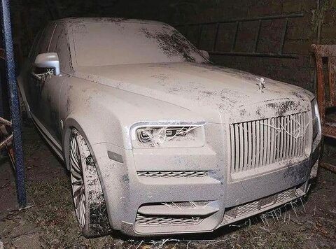 تصاویر خودروهای لاکچری دوبی زیر خروارها خاک / گرانترین قبرستان جهان! / حراج پورشه، لامبورگینی و فراری با کمترین قیمت