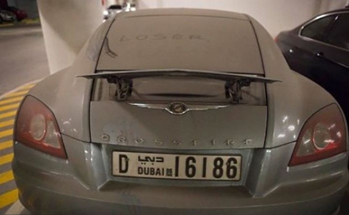 تصاویر خودروهای لاکچری دوبی زیر خروارها خاک / گران‌ترین قبرستان جهان! / حراج پورشه، لامبورگینی و فراری با کمترین قیمت
