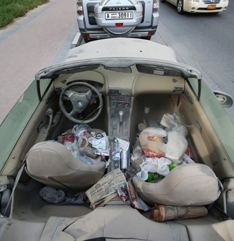 تصاویر خودروهای لاکچری دوبی زیر خروارها خاک / گرانترین قبرستان جهان! / حراج پورشه، لامبورگینی و فراری با کمترین قیمت