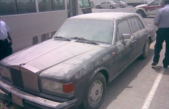 تصاویر خودروهای لاکچری دوبی زیر خروارها خاک / گرانترین قبرستان جهان! / حراج پورشه، لامبورگینی و فراری با کمترین قیمت