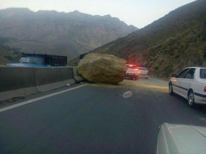 هشدار / خطر سقوط سنگ در جاده ‌چالوس