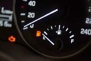 ماشین با چراغ بنزین روشن چند کیلومتر می‌رود؟ + جدول خودروها
