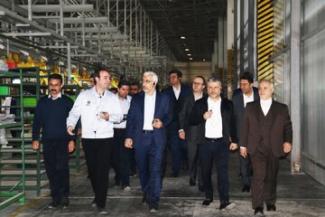 بازدید رئیس سازمان بورس از کارخانه و مجموعه های قطعه سازی شرکت کرمان موتور