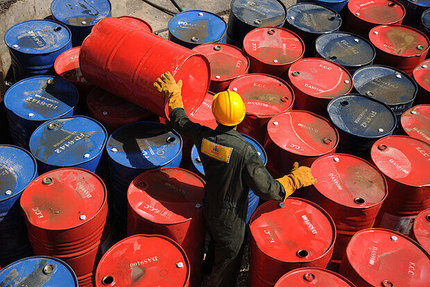 افزایش ۱.۵ درصدی قیمت نفت، پس از گسترش تنش‌ها در خاورمیانه/ نرخ بنزین در آمریکا کاهش یافت