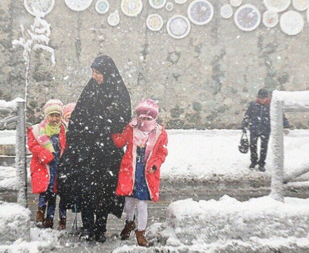 بارش برف مدارس یک شهر دیگر را تعطیل کرد