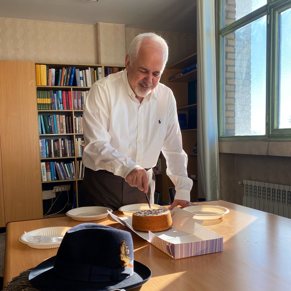 محمدجواد ظریف در حین بریدن کیک تولدش در دفتر کارش + عکس