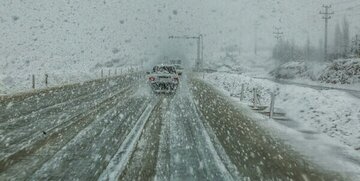 بارش شدید برف جاده ها را قفل کرد + فیلم