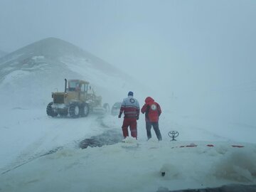 ۱۳ روستا در محاصره برف / راه ها مسدود، برق قطع شد!