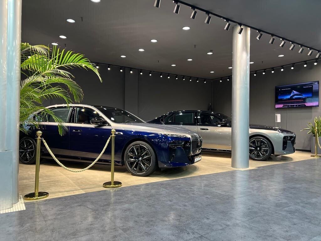 فوتبالیست ملی پوش اولین BMW سری هفت جدید را وارد کرد + عکس
