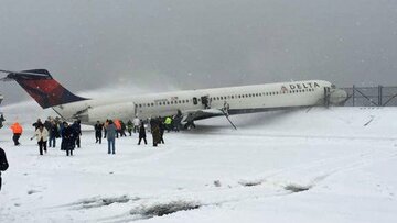 خروج هواپیمای آمریکایی از باند فرودگاه به دلیل هوای برفی + فیلم