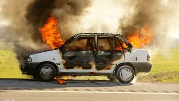 آتش‌سوزی ۳ خودرو در تعمیرگاهی در تهران + فیلم