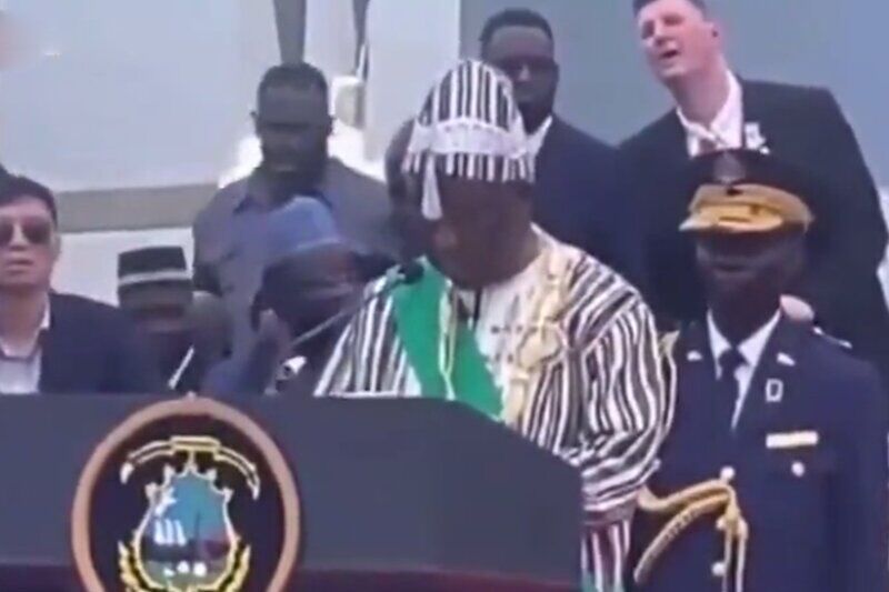 رئیس‌جمهور لیبریا در مراسم تحلیف غش کرد! + فیلم