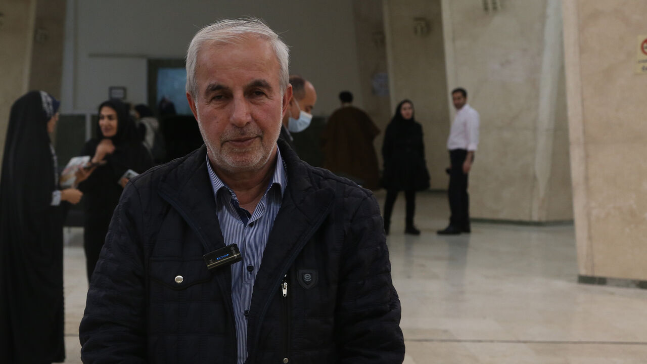 کوچکینژاد: با فرایند پیچیده واردات خودرو، ۴۰ سال طول میکشد که خودرو وارد شود